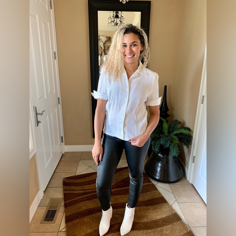 LN AKRIS PUNTO 5 BUTTON DOWN BLOUSE. NOTCHED SHORT SLEEVES & COLLAR.